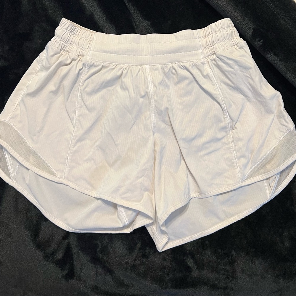 Lululemon hotty hot 2.5” shorts
